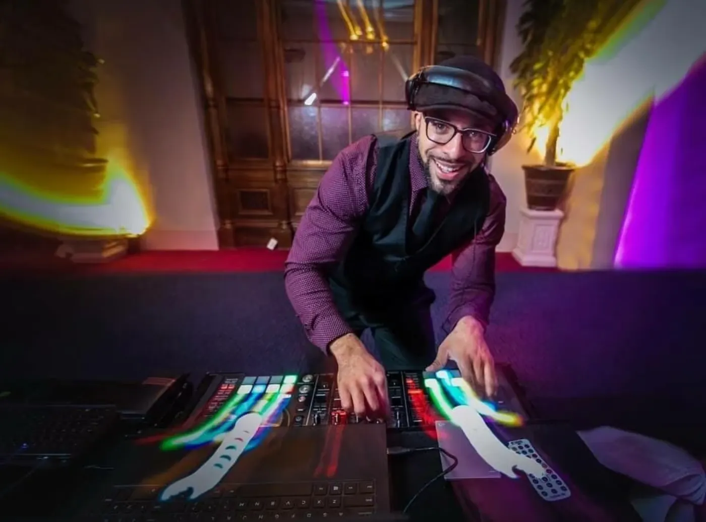 Fernando Bustamante performing