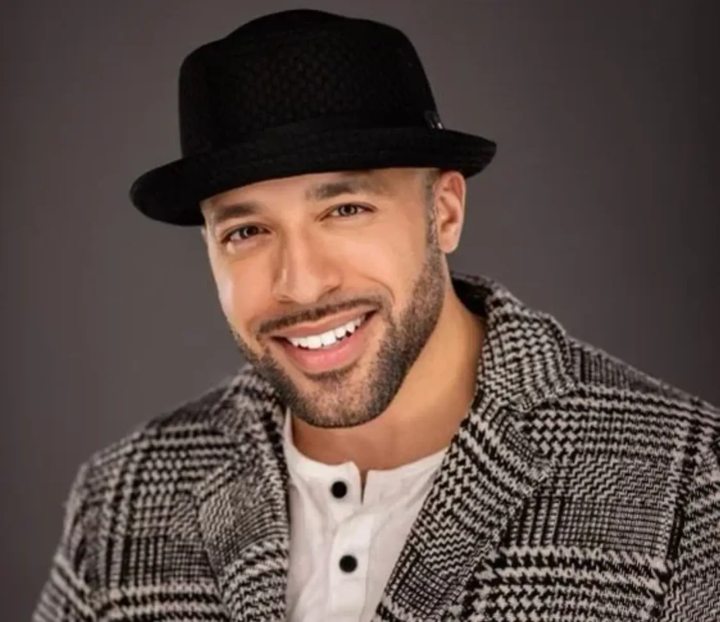 Fernando Bustamante performing