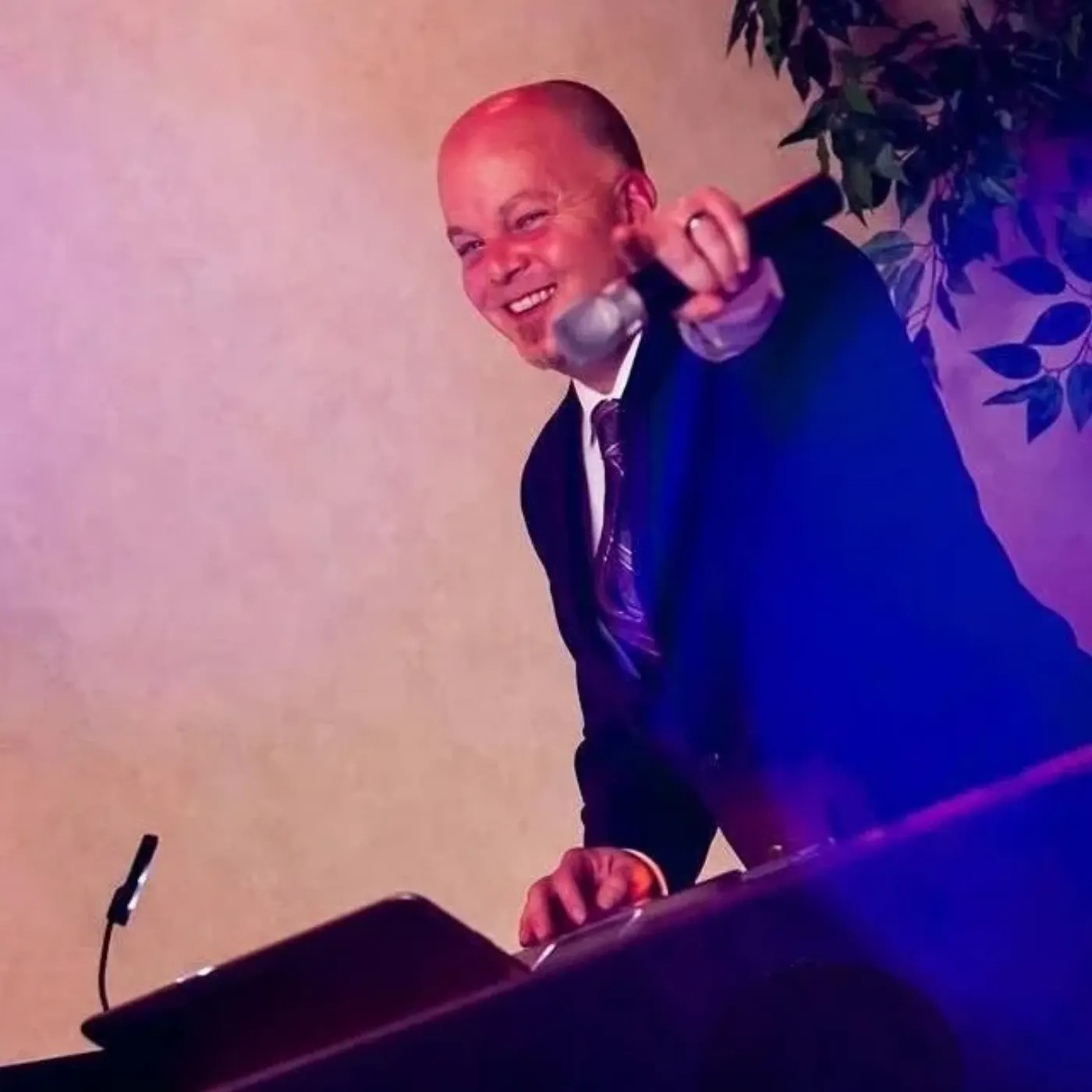 Jeff Richards performing