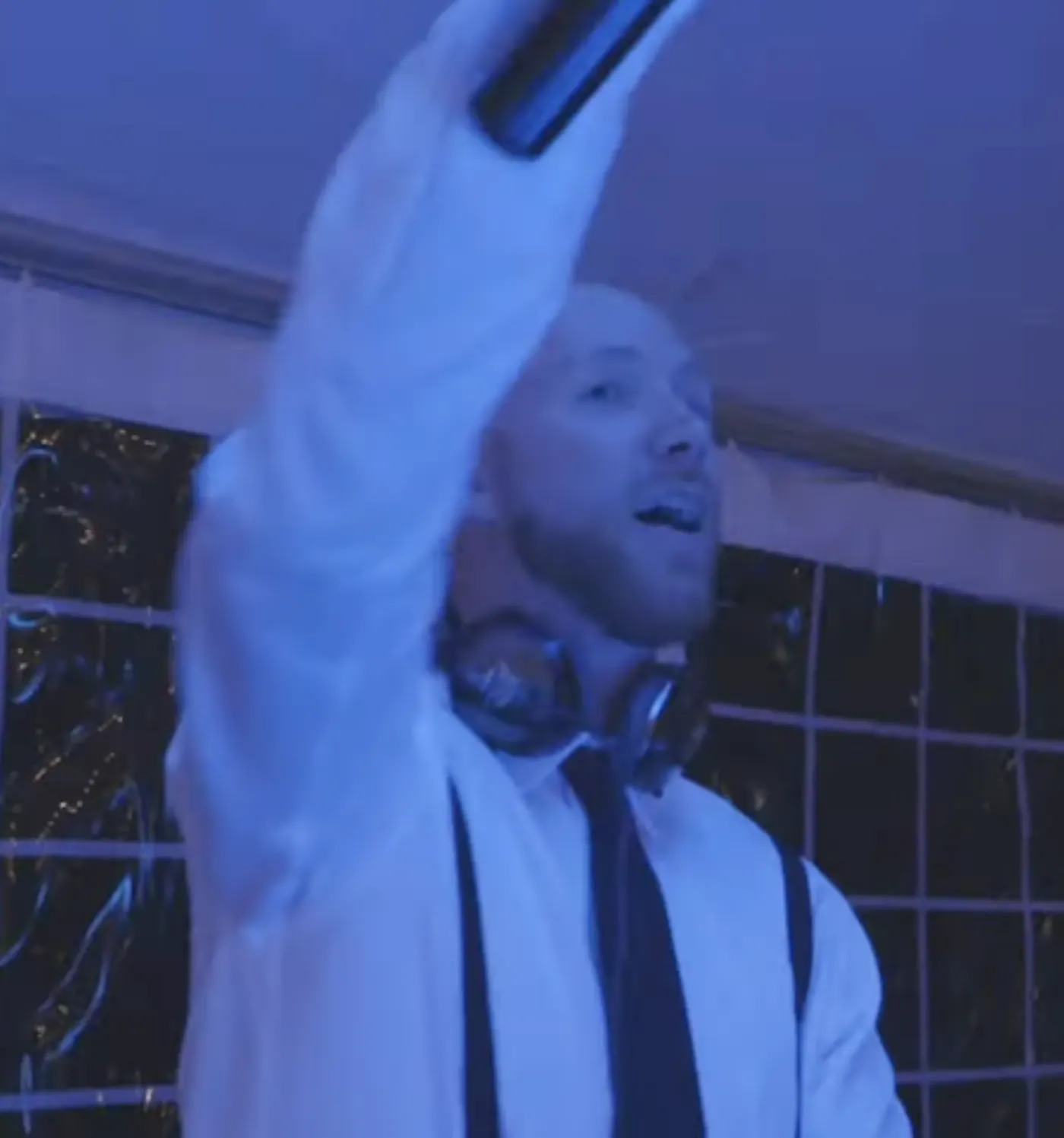 Kyle Faulkner performing